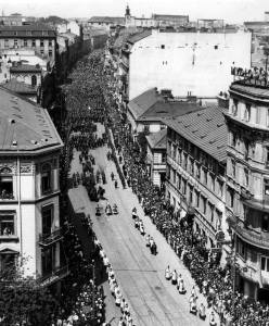 Kondukt pogrzebowy z ciałem ministra przechodzi ulicą Nowy Świat. Bronisław Pieracki został pochowany w Nowym Sączu.