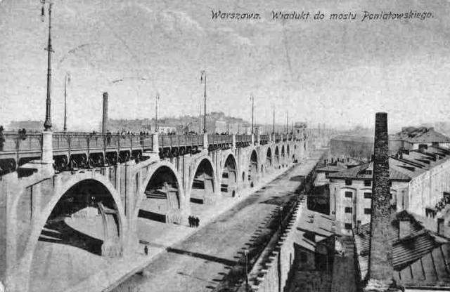 Na pocztówce widoczny wiadukt Mostu Poniatowskiego, a po stronie prawej - koszary Blocha.