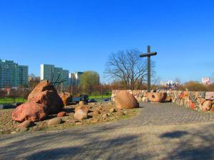 Służew. Pomnik Męczenników Terroru Komunistycznego 1944-1956. . Do stworzenia pomnika wykorzystano głazy narzutowe.