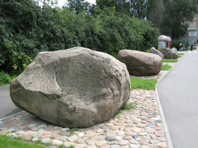 Skwer Olgi i Andrzeja Małkowskich przy ulicy Puławskiej. Głazy wydobute przy budowie Metra. Foto: Kakarakak
