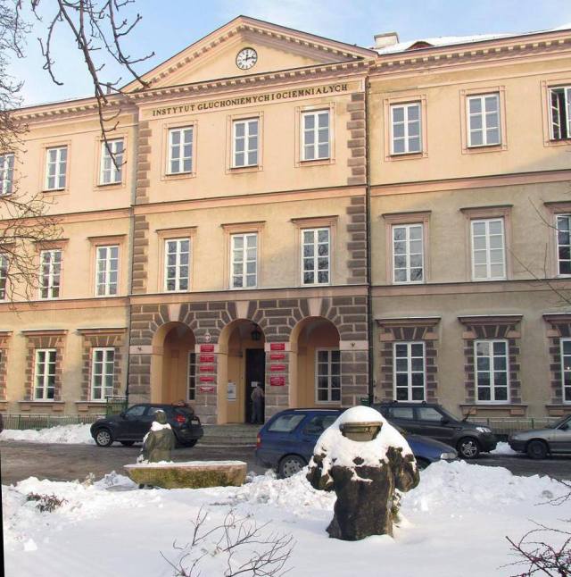 Fragmenty bramy z roku 1809 można zobaczyć, na dziedzińcu Instytutu Głuchoniemych imienia Jakuba Falkowskiego.