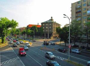 Skrzyżowanie ulic Bartyckiej, Czerniakowskiej i Nowosieleckiej (w głębi).