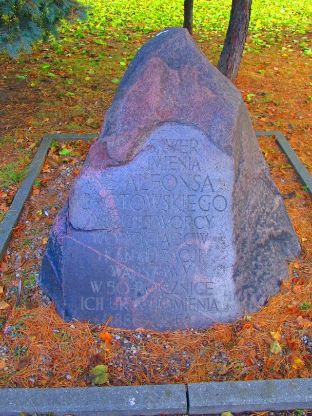 Skwer imienia Alfonsa Grotowskiego. Głaz upamiętniający inżyniera.