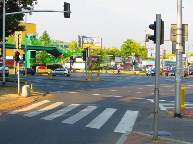 Widok z Nowosieleckiej w kierunku Bartyckiej. Właz widoczny w prawym, dolnym rogu.