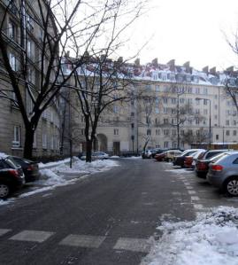 Ulica Służewska. Pierwsza ulica, której nawierzchnia w całości została pokryta asfaltem. Obecnie wyłożona kostką. Taki ironiczny uśmiech historii