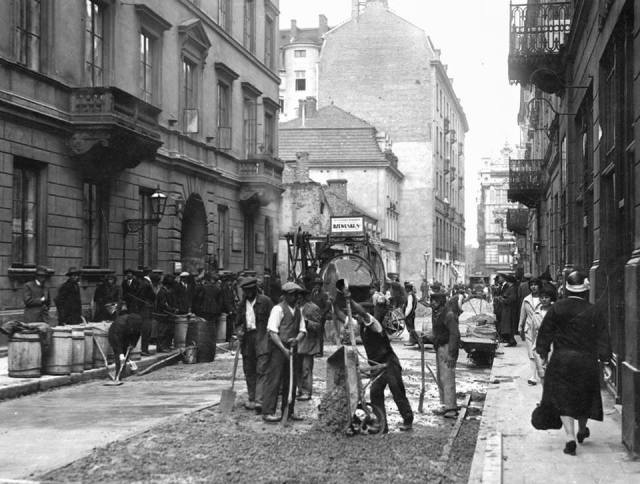  Asfaltowanie Chmielnej w roku 1926.