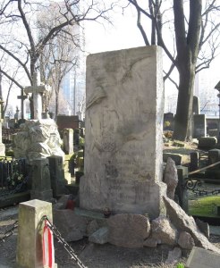 Grób Pięciu Poległych na Cmentarzu Powązkowskim był jednym z najważniejszych miejsc pamięci narodowej. Mimo, że zaborca nie pozwolił w żaden sposób oznaczyć miejsca spoczynku zabitych, Warszawiacy pamiętali.