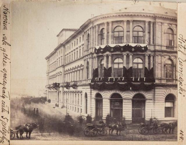 Hotel Europejski, ozdobiony czarnym kirem. W środku spoczywają ciała pięciu zabitych w demonstracji.