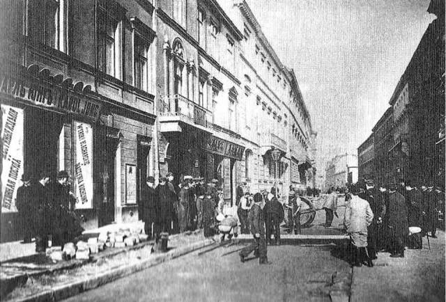 Układanie asfaltu na ulicy Mazowieckiej w roku 1894.