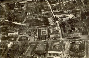 Fragment Warszawy z lotu ptaka - widoczna ulica Karowa i rotunda.