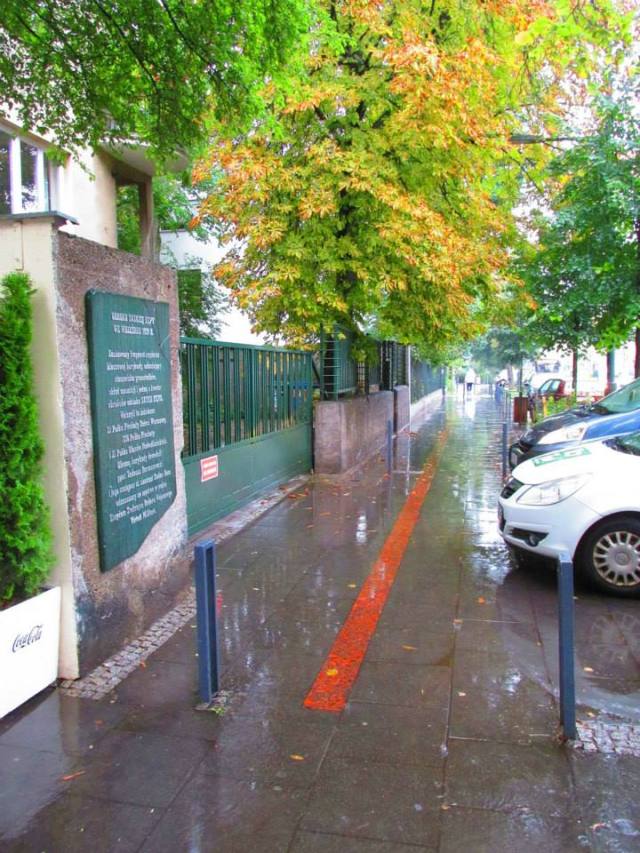 Miejsce w którym przebiegała barykada oznaczono na chodniku.4