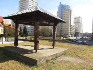 Okradziona pagoda przy ulicy Bukowińskiej stoi do dzisiaj.