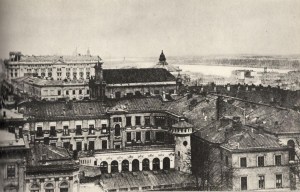 Dachy Krakowskiego Przedmieścia. Na pierwszym planie zabudowania pałacu Uruskich. W głębi widoczna rotunda przy ulicy Karowej.