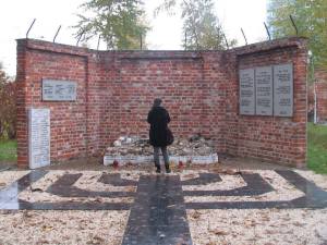 Pomnik nawiązuje do muru, od roku 1940 dzielącego Warszawę na dwie części.