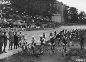 Start do wyścigu kolarskiego Dookoła Polski na Dynasach w Warszawie w roku 1929. Rotunda w tle.