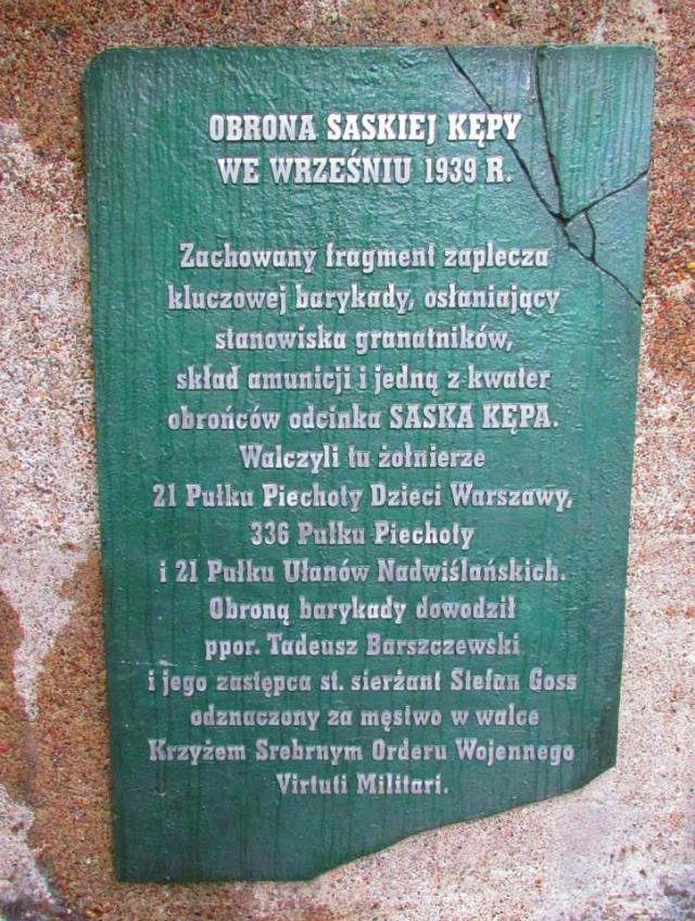 Tablica po drugiej stronie ulicy.