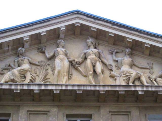 Pałac Zamoyskiego - w tympanonie grupa rzeźbiarska dłuta Pawła Malińskiego, ukazująca Minerwę, Cererę, Merkurego i Jazona, jako symbole odpowiednio - mądrości, rolnictwa, handlu i zamożności.