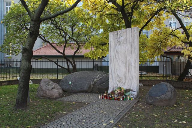 Płocka róg Górczewskiej - Pomnik Szpitala Wolskiego.