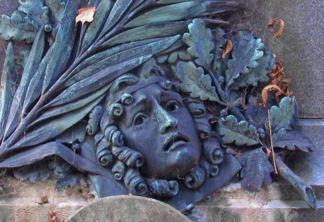 Pomnik Jana Królikowskiego dłuta Bolesława Syrewicza, ustawiony na grobie aktora na Starych Powązkach.