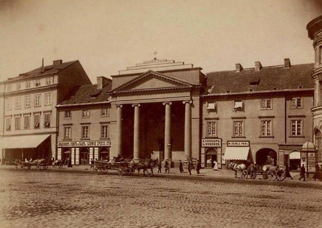 Pomnik planowano ustawić na Placu Teatralnym, przed kościołem.