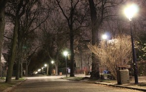 Jedna z ulic Sadyby oświetlona latarniami gazowymi.