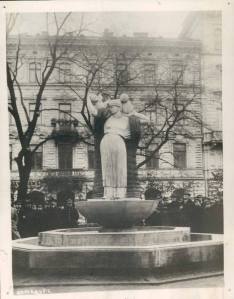 Pomnik Wdzięczności dla Stanów Zjednoczonych Ameryki na pocztówce z roku 1922.