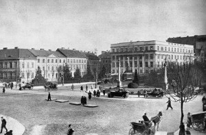 Widok na gmach Gimnazjum im. Królowej Jadwigi. Za narożnikiem po lewej stronie został zlikwidowany Ewald Lange,