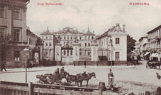 Pałac na pocztówce z początku XIX wieku.