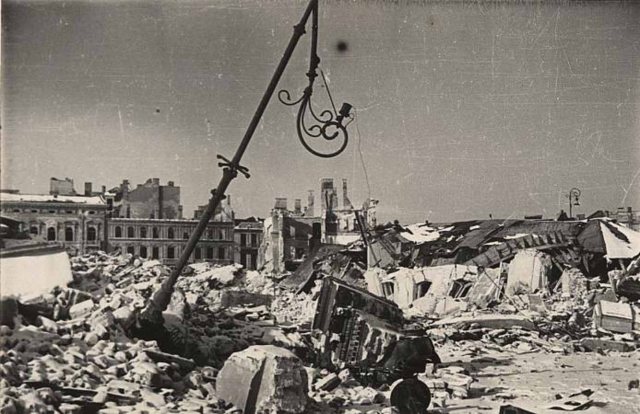 Ruiny pałacu Brühla w 1945 roku, Zbiór otwarty fotografii XX wieku. www.warszawa.ap.gov.pl