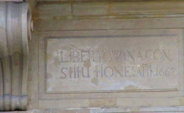 Tablica libertacyjna - ul. Krakowskie Przedmieście 87. Ta kamienica niegdyś Prażmowska libertowana constitutione A.D. 1667
