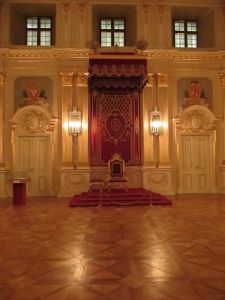 Tron królewski w Sali Senatorskiej Zamku Królewskiego.