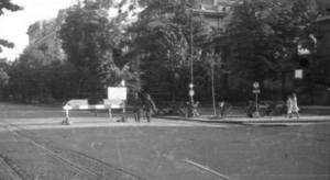 Siedziba dowódcy SS i policji. Zdjęcie wykonał pochowany w dniu dzisiejszym gen. Stefan Starba Bałuk. Chwilę potem dwaj niemieccy żołnierze odwrócili się aby zobaczyć wycelowany w nich obiektyw. Oczywiście było to zabronione. Rozpoczęli pościg za, wtedy jeszcze, porucznikiem Bałukiem. Na szczęście nie udany. Zajście to zostało opisane w książce "Byłem Cichociemnych".