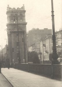 Zabudowa Alei 3-go Maja po stronie parzystej widziana z wiaduktu mostu Poniatowskiego.