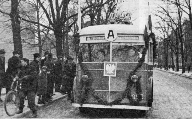 1 stycznia 1946 na ulice wyjechało 30 trolejbusów przekazane Warszawie przez ZSRR. Otwarcie linii trolejbusowej "A" - Plac Unii Lubelskiej - Trębacka.