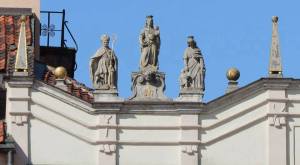 Attyka kamienicy Falkiewicza.