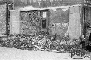 Płaskorzeźba została umieszczona w sierpniu 1946 w Alejach Jerozolimskich na ścianie zrujnowanej kamienicy. FOTO:PAP