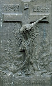 Plakietkę z płaskorzeźbą „Jezu, ratuj, bo giniemy” artysta Jan Małeta wykonał we wrześniu 1944 roku, gdy jeszcze trwały walki