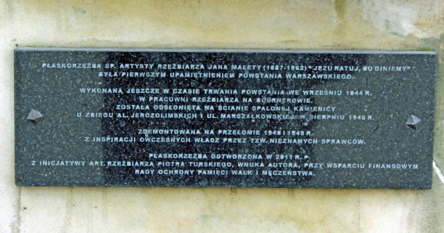 Tablica po płaskorzeźbą.