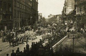 Demonstracja patriotyczna w dniu 3 maja 1916 roku. Zdjęcie: Biblioteka Narodowa. Domena publiczna.