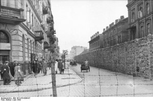 Mur getta wzdłuż ulicy Grzybowskiej, widok w kierunku wschodnim ze skrzyżowania z ulicą Żelazną Bundesarchiv 101I-270-0298-07