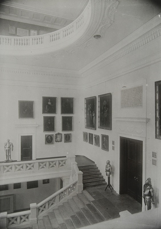 Klatka schodowa Biblioteki i Muzeum Ordynacji Krasińskich. Zdjęcie przedwojenne.