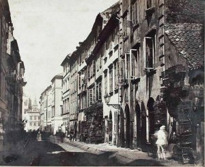 Handel ptakami na ulicy Piwnej. Rok 1865 a zatem Henryk Sienkiewicz już wyprowadził się ze Starego Miasta i nieco podrósł. Zapewne jednak sama ulica niewiele się przez siedem lat zmieniła. Foto: Jan Mieczkowski. Zdjęcie w zbiorach Muzeum Narodowego. Domena Publiczna.