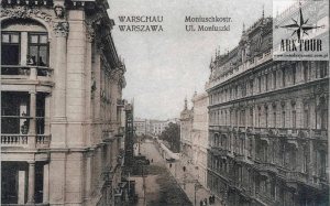 Trzeci budynek w głębi ulicy Moniuszki po prawej, czyli po nieparzystej stronie ulicy Moniuszki, to gmach Filharmonii Warszawskiej. 