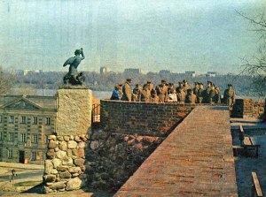 Syrenka na murach Starego Miasta.