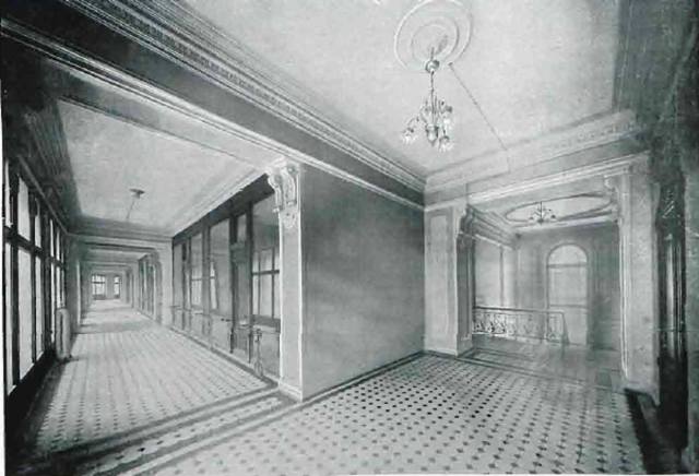 Pasaż wewnątrz budynku.