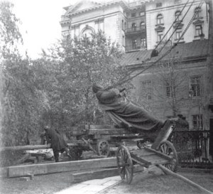 Usuwanie nielubianego pomnika w październiku 1917 roku. Foto: Zdzisław Marcinkowski.